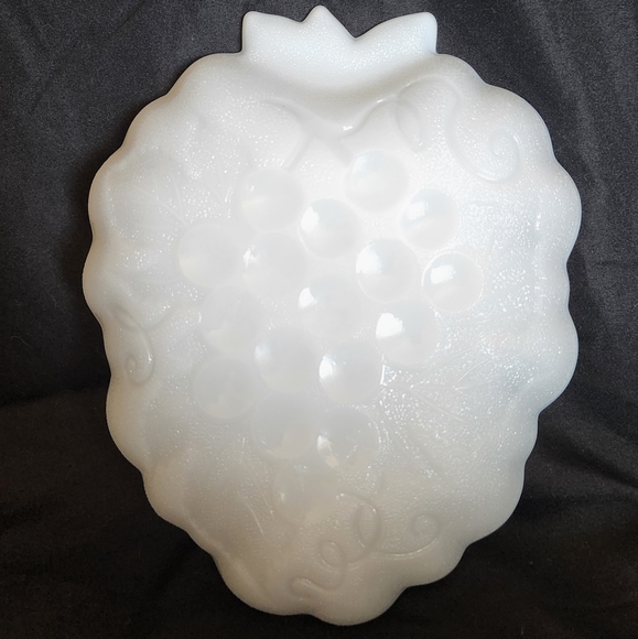 Hazel Atlas Milk Glass Grape Dish set of 4 - Picture 5 of 9